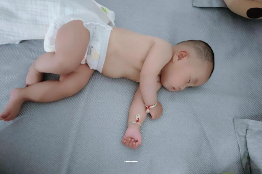 北流三个月宝宝抬头不稳